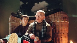 Walter und Tom sitzen vor dem Heißluftballon