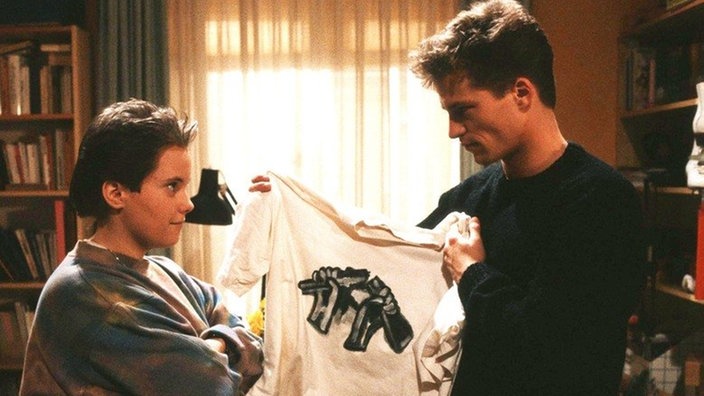 Walze (Nadine Spruß) hat ein besonderes Geschenk für ihren Bruder Jo (Til Schweiger) zum Geburtstag: ein Pazifismus-T-Shirt.
