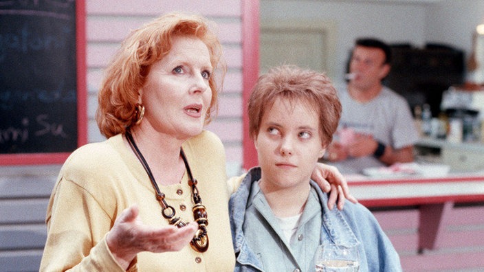 Walze (Nadine Spruß, rechts) fragt Isolde (Marianne Rogee) nach Enricos KZ Vergangenheit.