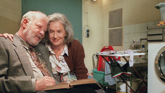 Wanda (Maria Wachowiak) und Pastor Traube (Joost Siedhoff) bleibt nur der Waschkeller für ungestörte Momente