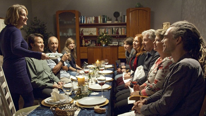 Warten auf den Braten: Noch herrscht beim Weihnachtessen der Familien Zenker und Stadler gute Stimmung (Tanja Frehse, Christian Rudolf, Philipp Sonntag, Cynthia Cosima, Jeremy Mockridge, Rebecca Siemoneit-Barum, Jo Bolling, Andrea Spatzek, Moritz Zielke, v.l.n.r.).