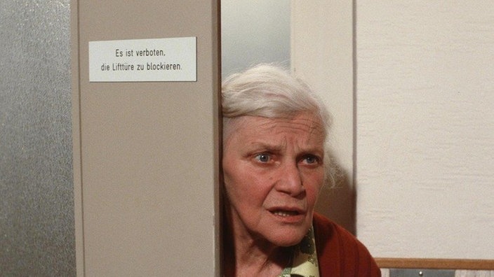 Was Else Kling (Annemarie Wendl) nun wohl schon wieder zu meckern hat?