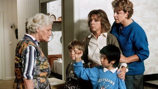 Was haben die Kinder jetzt wieder angestellt (v.l.: Annemarie Wendl, Moritz A. Sachs, Marcel Komissin, Ute Mora, Marie-Luise Marjan)?