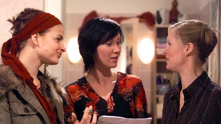Was nun? Franziska (Ines Lutz, links) und Tanja (Sybille Waury, rechts) stellen erschrocken fest, dass sie für Urszula (Anna Nowak) zwei Blind Dates auf denselben Termin gelegt haben.