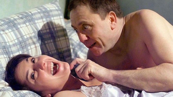 Was sich liebt, das neckt sich: Ines (Birgitta Weizenegger) und Olaf (Franz Rampelmann) toben ausgelassen im Bett herum.