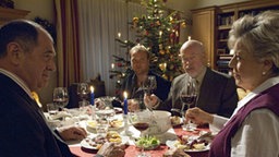 Weihnachten bei den Beimers: Erstmals sitzt neben Klaus (Moritz A. Sachs, 2.v.l.) und Erich (Bill Mockridge, 2.v.r.) auch Professor Melchior (Jürgen Haug) an Helgas (Marie-Luise Marjan) Tisch.