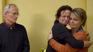 Weihnachten im Gefängnis: Anna (Irene Fischer, Mitte) freut sich, dass Hans (Joachim Hermann Luger) auch Gabi (Andrea Spatzek) zu Besuch mitgebracht hat.