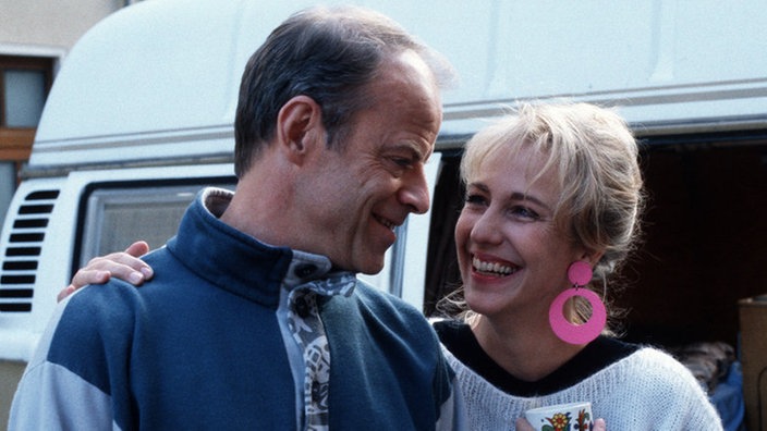 Weil Berta ihm die Wohnung verweigert, vergnügt sich Hajo (Knut Hinz) aus Rache mit Angi (Jutta Großkinsky).