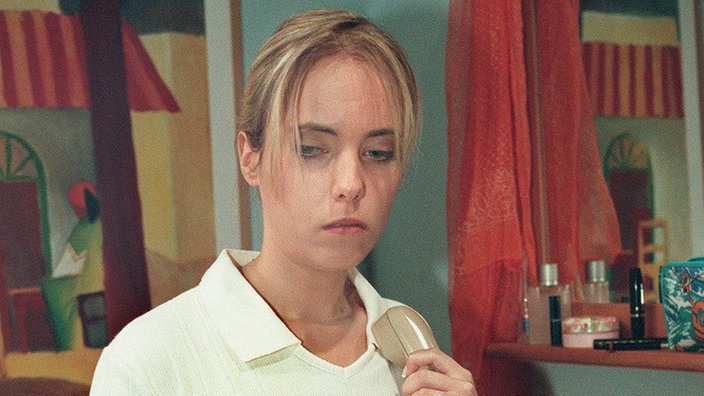 Weil sie ihr schlechtes Gewissen plagt, ist Valerie (Nadine Spruß) fest entschlossen, die Entführung des Babys zu gestehen.