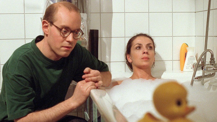 Wenig Wonne in der Wanne: Philipp (Philipp Neubauer) und Suzanne (Susanne Evers) diskutieren ihre gemeinsame Zukunft -und die gestaltet sich schwierig.