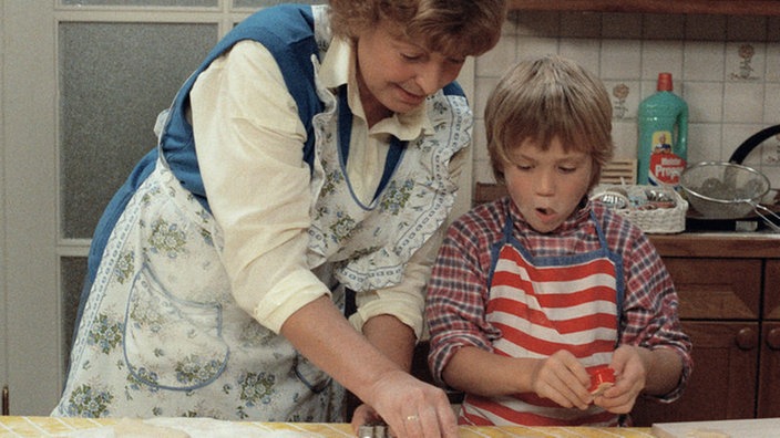 Wenigstens einer in der Familie, Klausi (Moritz A. Sachs), hilft seiner Mutter (Marie-Luise Marjan) bei den Weihnachtsvorbereitungen.