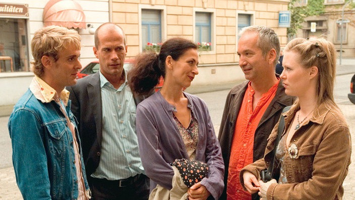 Wer die Wahl hat: Lotti (Gunnar Solka, v.l.n.r.), Carsten (Georg Uecker), Suzanne (Susanne Evers), "Käthe" (Claus Vinçon) und Tanja (Sybille Waury) auf dem Weg zum Wahllokal.