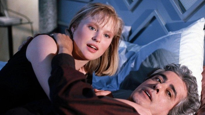 Wer stört? Tanja (Sybille Waury) und Jean-Luc Mourrait (Gerard Herold) in inniger Umarmung.