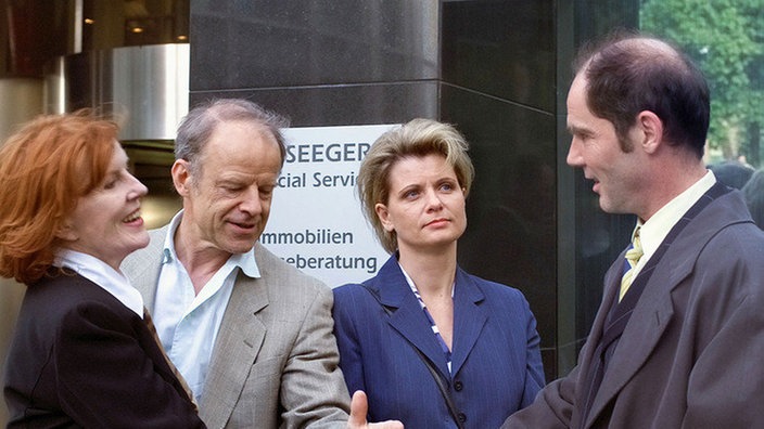 Wer wird Besitzer des Hauses "Lindenstraße" Nr. 3? Isolde (Marianne Rogée, links), Hajo (Knut Hinz) und Gabi (Andrea Spatzek) mit dem bisherigen Eigentümer Phil Seegers (Marcus Off, rechts).