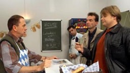 Wie bitte? Wöhrl erklärt dem ungläubigen Olaf (Franz Rampelmann), dass dessen Frau nichts mehr mit ihm zu tun haben will.