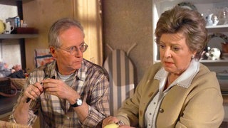 Wie geht es mit Lea weiter? Helga (Marie-Luise Marjan) holt sich Rat bei Ex-Gatte "Hansemann" (Joachim Hermann Luger).