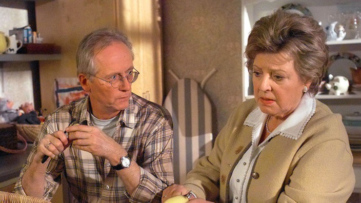 Wie geht es mit Lea weiter? Helga (Marie-Luise Marjan) holt sich Rat bei Ex-Gatte "Hansemann" (Joachim Hermann Luger).