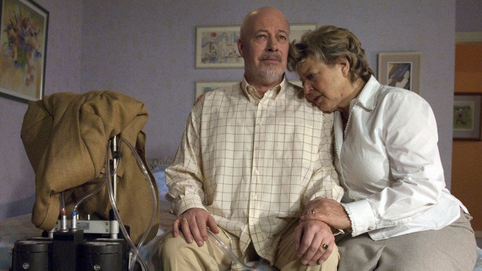 Wie gewonnen... Erich (Bill Mockridge) und Helga (Marie-Luise Marjan) sind tieftraurig, dass die Herztransplantation doch nicht stattfinden konnte.