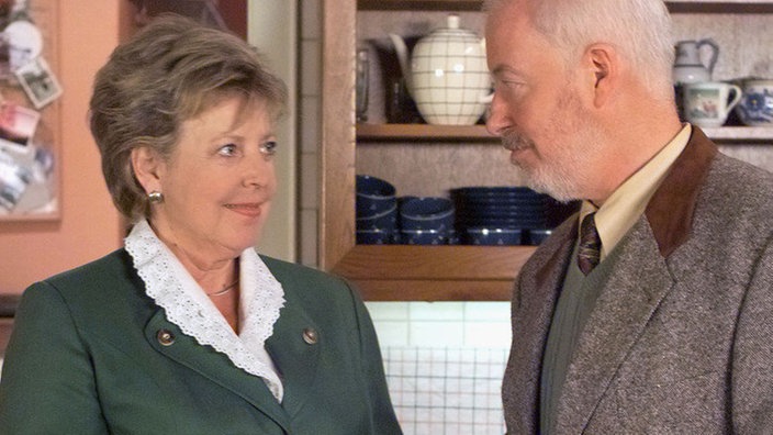 Wie in alten Zeiten: Helga (Marie-Luise Marjan) begrüßt Erich (Bill Mockridge) zum gemeinsamen Frühstück.