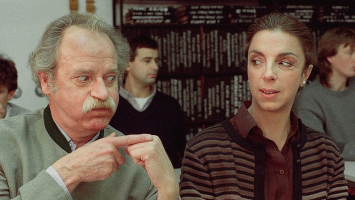 Wie in der Schule: Gottlieb Griese (Fritz Bachschmidt) sagt Berta Nolte (Ute Mora) vor.