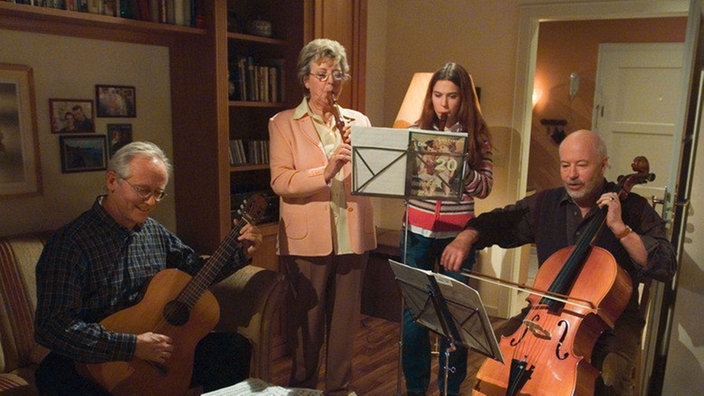 Wie vor 20 Jahren – nur die Besetzung hat sich geändert: Weihnachtliche Hausmusik bei Beimers (v.l.: Joachim Hermann Luger, Marie-Luise Marjan, Julia Stark, Bill Mockridge).