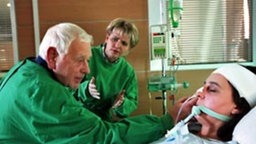 Wird sie wieder aufwachen? Gabi und Oskar besuchen Ines im Krankenhaus.
