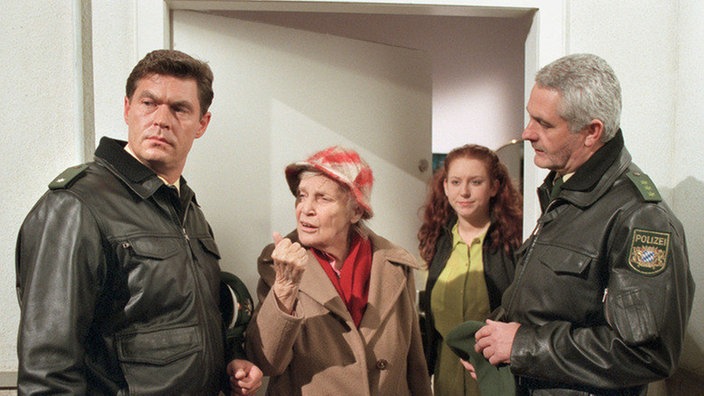 Wo ist Momo? Der Polizist (Michael Müller, links) vertraut auf Else Klings (Annemarie Wendl, links) Beobachtungsgabe und vermutet ihn in der Nähe von Iffis (Rebecca Siemoneit-Barum) Wohnung.