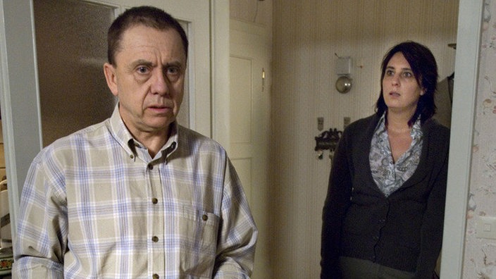 Wurden ihre Lebensmittel vergiftet? Ines (Birgitta Weizenegger) und Olaf (Franz Rampelmann) durchsuchen ihre Vorräte nach verdächtigen Packungen.