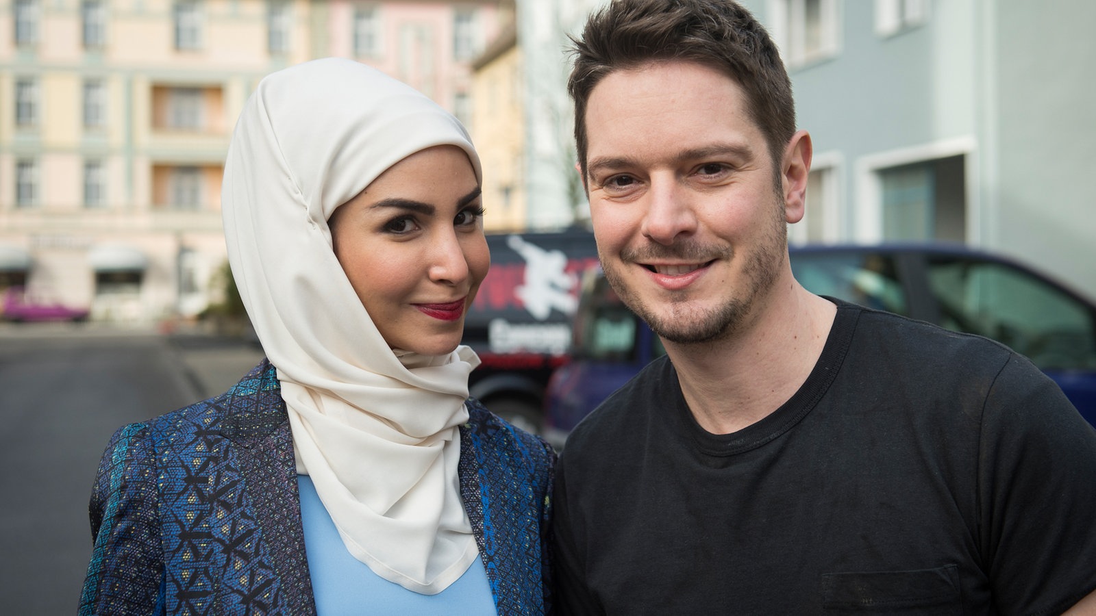 Yildiz und Timo lächeln in die Kamera