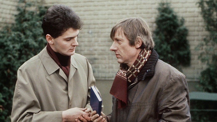 Zeichen der Freundschaft? Celin (Joosten Mintrup, links) hat ein besonderes Geschenk für Franz Schildknecht (Raimund Gensel).