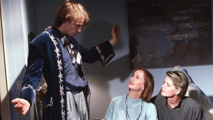 Zorro (Thorsten Nindel) hat sich anlässlich Rosis Geburtstagsessen fein gemacht. Anna (Irene Fischer) und Gabi (Andrea Spatzek, rechts) sind erstaunt.