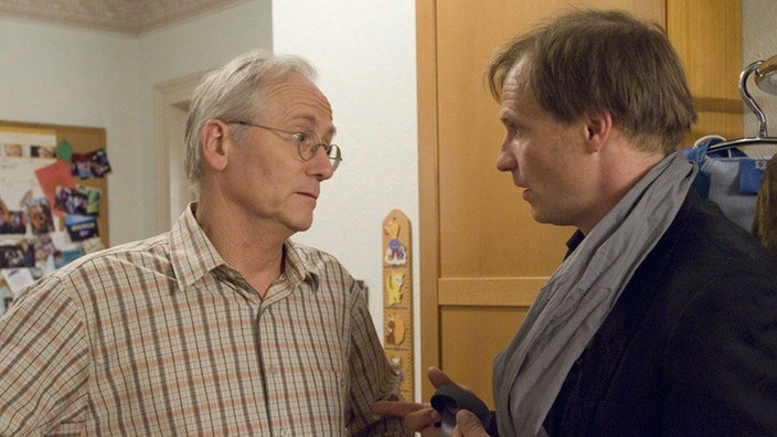 Zorro (Thorsten Nindel, rechts) will Hans (Joachim Hermann Luger) überzeugen, für ihn als Anwalt aufzutreten. Denn Zorro braucht dringend die offizielle Genehmigung für sein geplantes Kunstwerk.