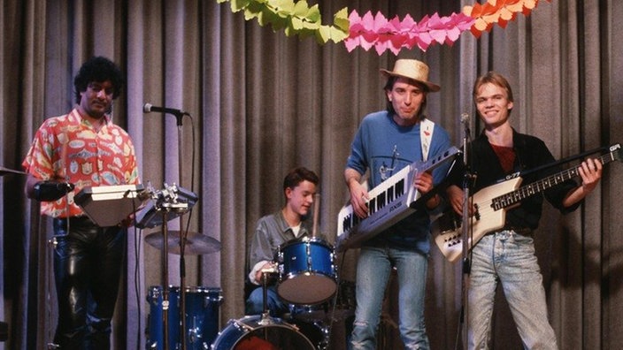 Zu Lydias Geburtstag spielen die "Mini Pigs" (am Schlagzeug: Christian Kahrmann).