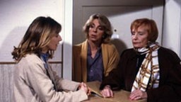 Zum Abschied pfeffert Dagmar den Damen Amélie und Berta (Ute Mora) ein letztes Mal ihre Wut entgegen.
