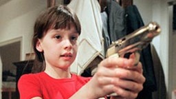 Zum Glück ist Irina kein Meisterschütze.