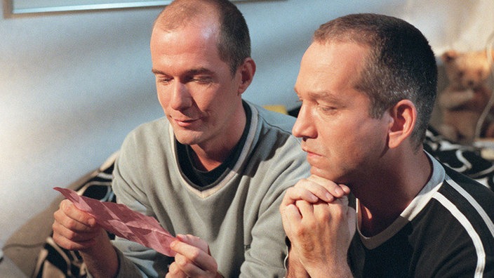 Zum Schmunzeln: Carsten (Georg Uecker, links) und "Käthe" (Claus Vinçon) haben soeben Felix ersten Liebesbrief entdeckt.