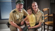 Zwei PolizistInnen bringen Emma nach Hause