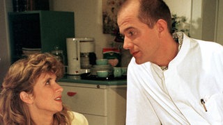 Zwischen Carsten (Georg Uecker) und Sprechstundenhilfe Corinna (Petra Vieten) bahnen sich Streitigkeiten an.