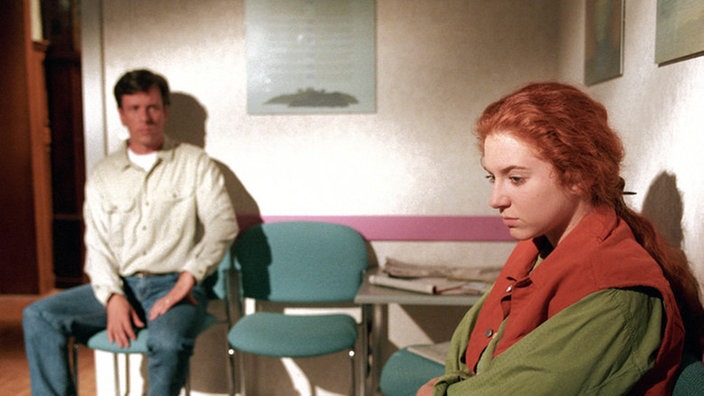 Zwischen Iffi (Rebecca Siemoneit-Barum) und Kurt (Michael Marwitz) herrscht, bei einem zufälligen Aufeinandertreffen in der Praxis, unangenehmes Schweigen.