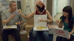 Zwischen Pizza- und Umzugskartons: Die Brenner/Winickis freuen sich auf einen Neuanfang.