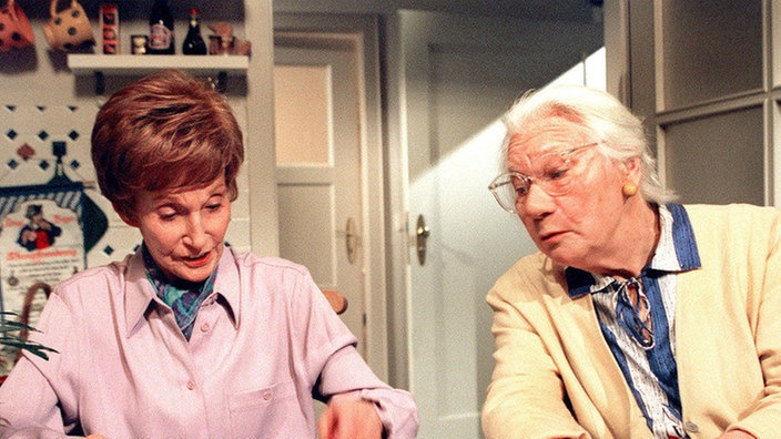 Zwischen Rosi Koch ( Margret van Munster, links) und Frau Birkhahn (Hanna Burgwitz) entwickelt sich eine rätselhafte Beziehung.