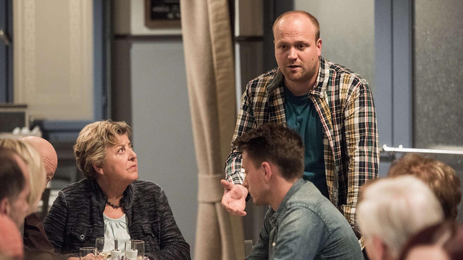"Lindenstraße"-Folge 1555 "Mieterversammlung"