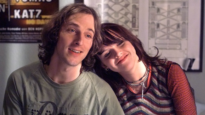Mikis (Marcus Anton) und Jack (Cosima Viola) sind ganz begeistert von der neuen Musikanlage  - 962