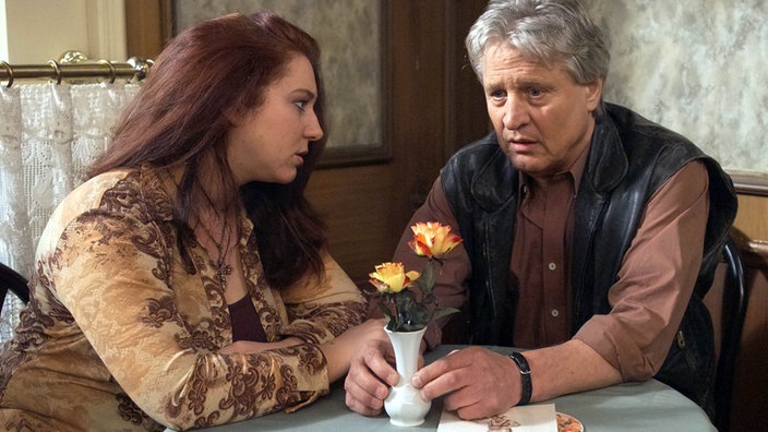 Andy (Jo Bolling) sorgt sich um Gabi und weint sich bei Iffi (Rebecca Siemoneit-Barum) aus. - 963 