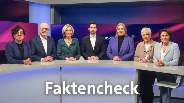 Sandra Maischberger und die Gäste der Sendung im Studio