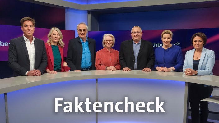 Sandra Maischberger und die Gäste der Sendung im Studio
