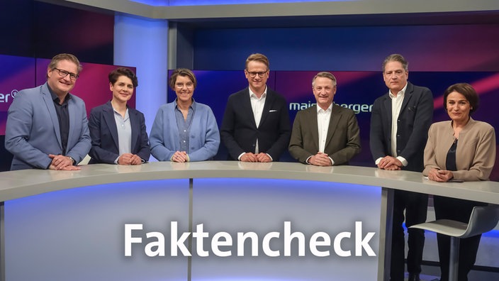 Sandra Maischberger und die Gäste der Sendung im Studio