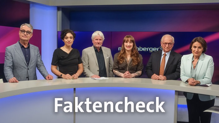 Sandra Maischberger und die Gäste der Sendung im Studio