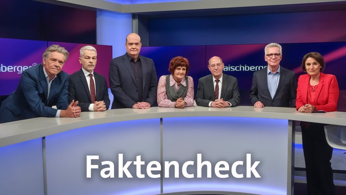Sandra Maischberger und die Gäste der Sendung im Studio