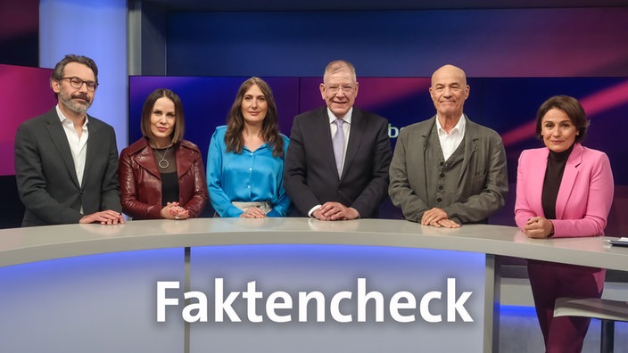 Sandra Maischberger und die Gäste der Sendung im Studio